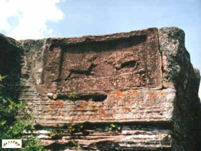 Le bas relief de la table sommitale